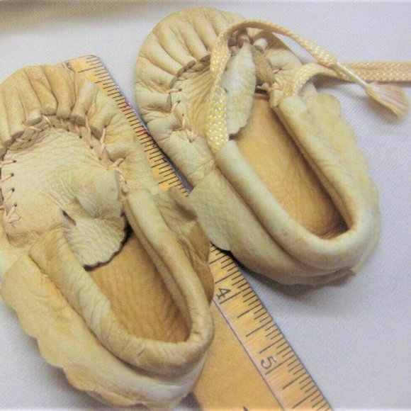 Vintage BABY CLOTHES & MOCCASINS Leather Moccasins Old Moccasins Baby Moccasins - Picture 5 of 10
